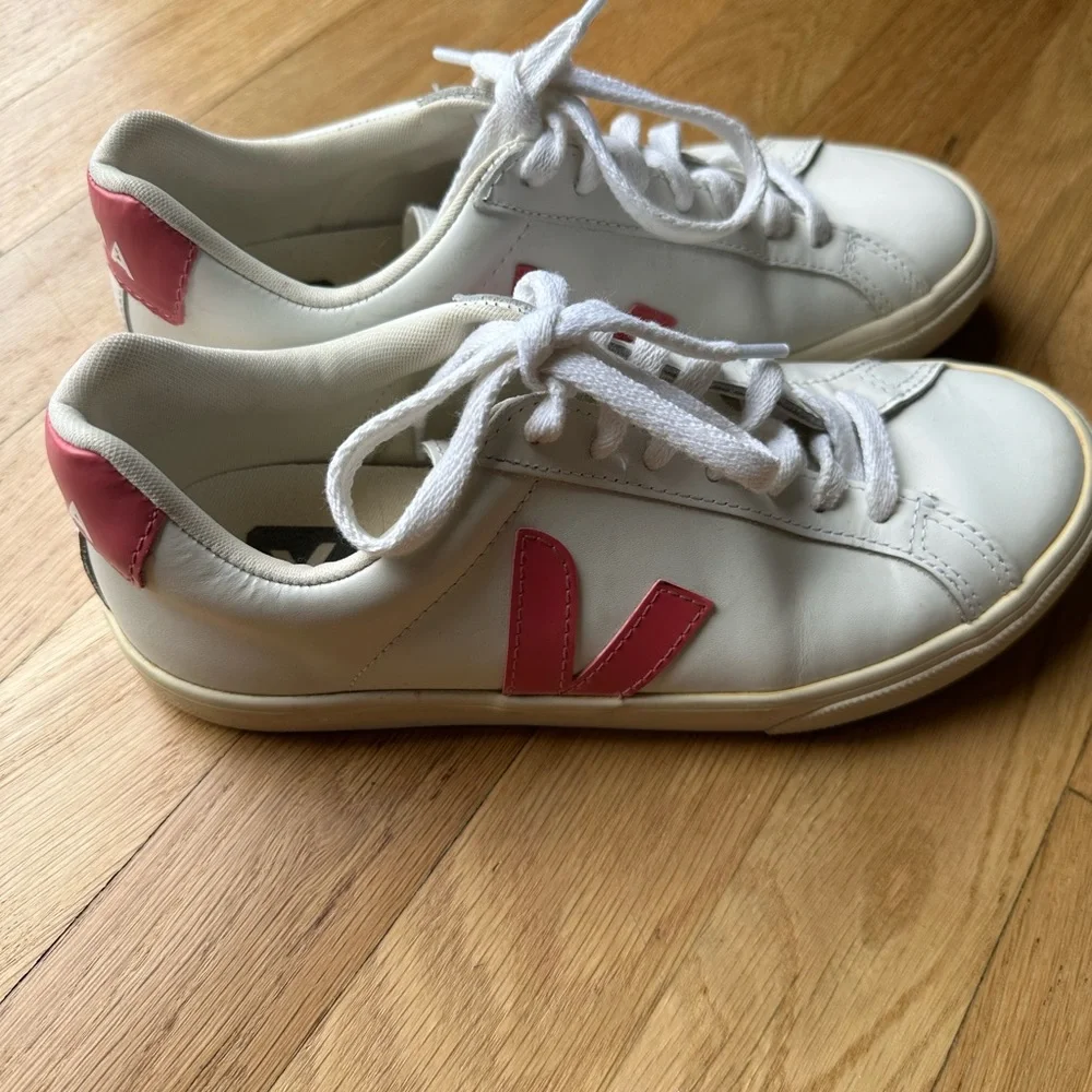 Veja Explanat White Sneakers with Pink logo